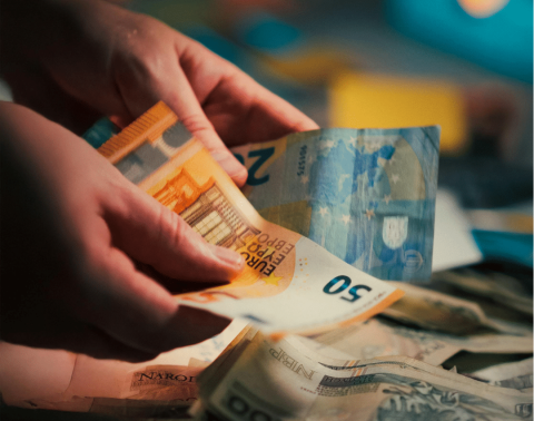 Iemand die geld telt