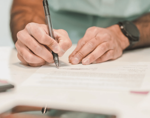 Man die contract ondertekent 